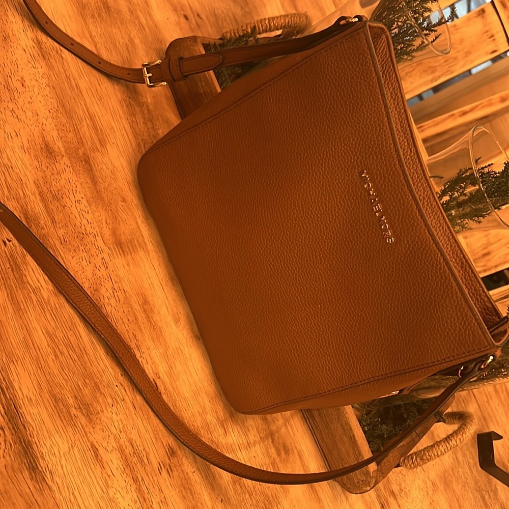Michael kors jet set crossbody large